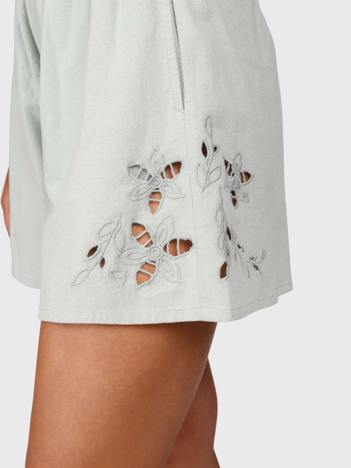 brunotti-julee-damen-shorts-aqua-grey-sommer-stickerei image 2