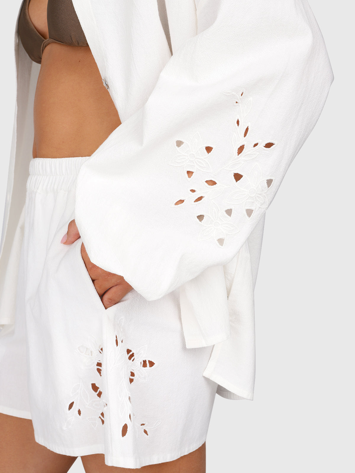 brunotti-maysa-damen-shirt-wei-mit-rmel-stickerei image 2