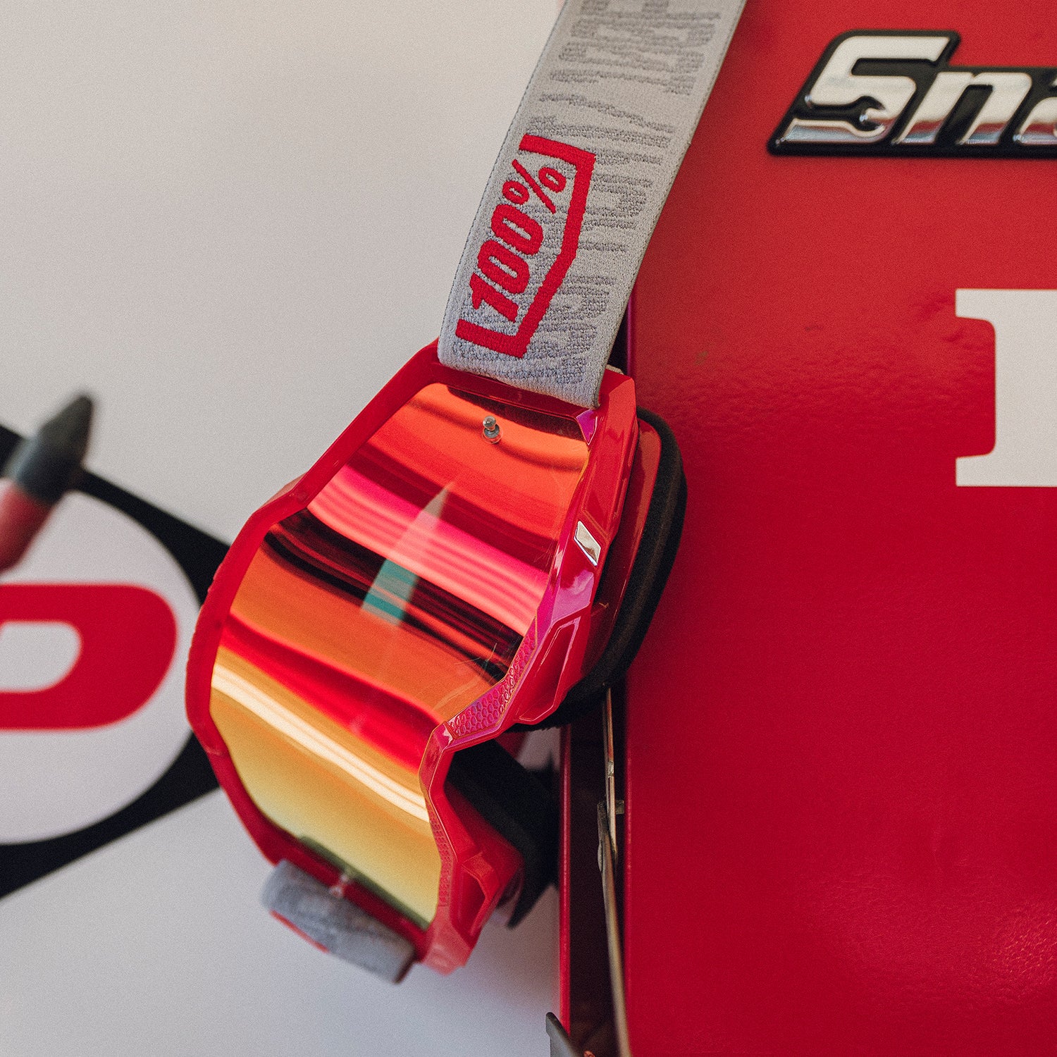 100-accuri-2-brille-gatorback-mit-rot-klar-scheibe image 4