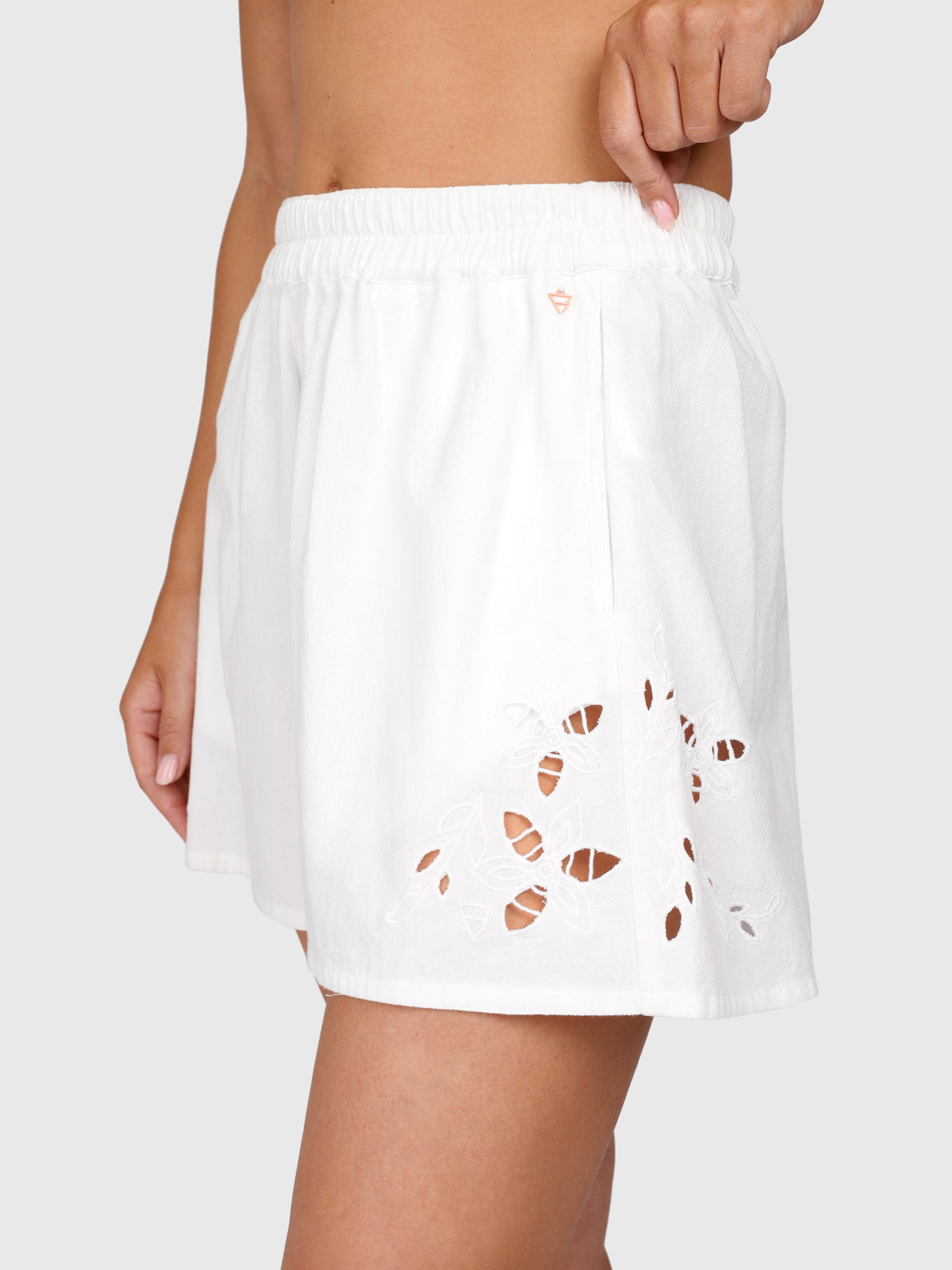 brunotti-julee-damen-shorts-snow-stickerei-wei image 2