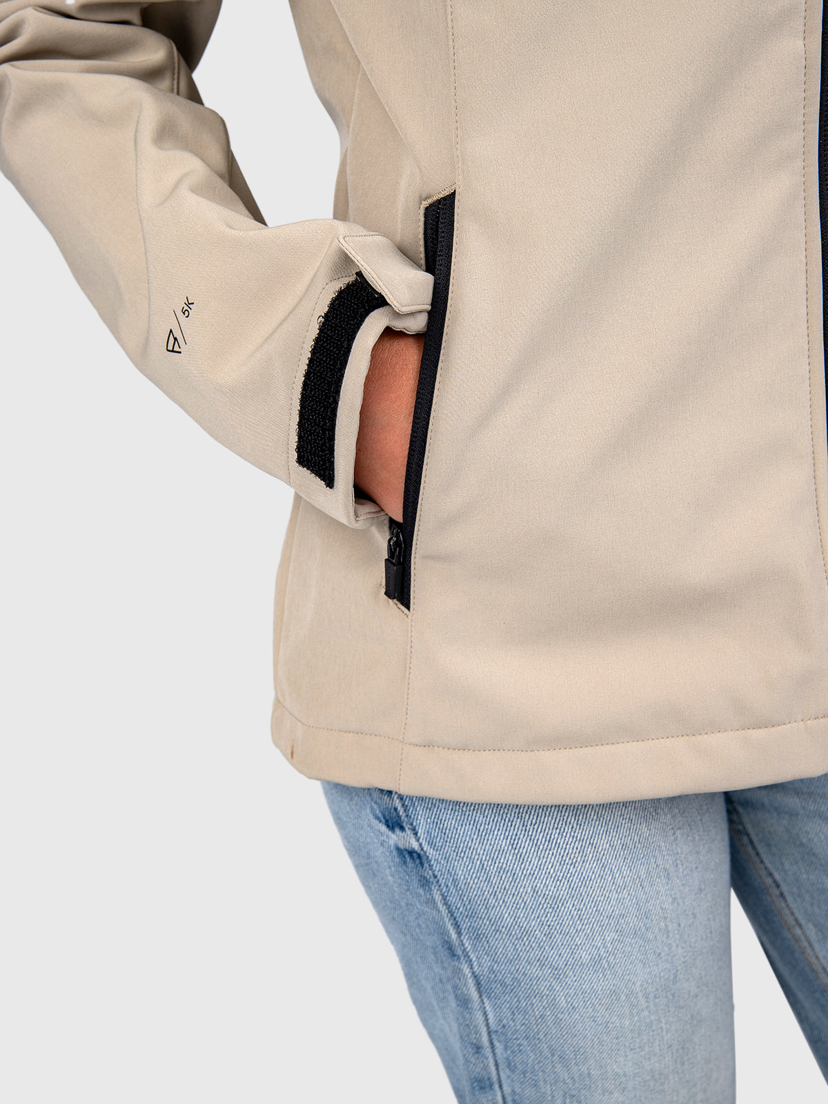 brunotti-joos-softshelljacke-damen-fungi-winddicht image 6